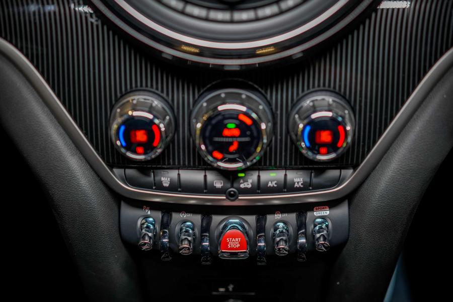 Детали интерьера Mini John Cooper Works Countryman (F60) 2017 года  (MY) (фото 6 из 7)
